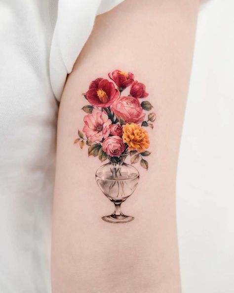 Realistic Flower Tattoo, Colored Tattoo, Small Wave Tattoo, Flower Bouquet Tattoo, Bouquet Tattoo, Magic Tattoo, Floral Tattoo Design, Waves Tattoo, Tattoo Feminina