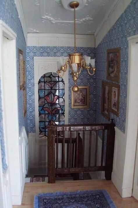 Dollhouse Hallway, Dollhouse Stairs, Dollhouse Inspiration, Dollhouse Decorating, Miniature Stuff, Doll House Plans, Dollhouse Projects, Dollhouse Ideas, Dolls Houses