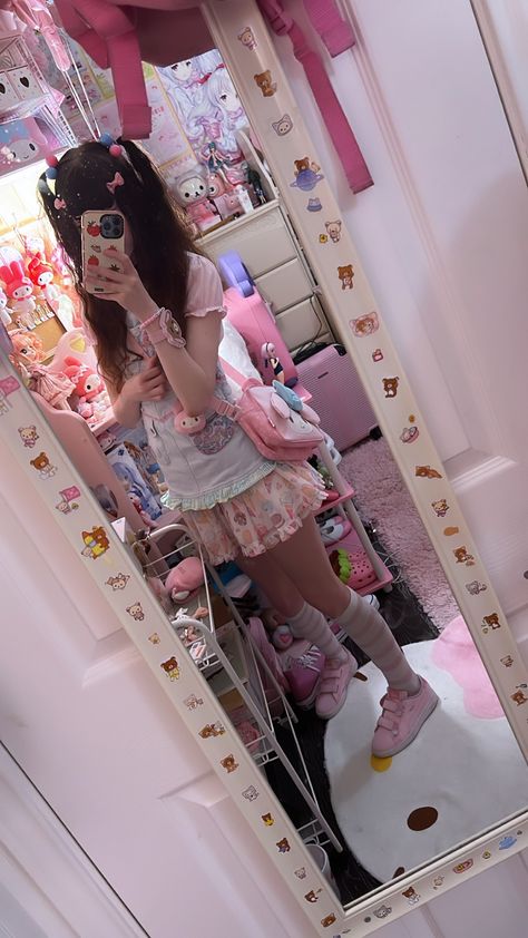 Kawaiicore Outfits, Heisie Retro, Kawaii Poses, I Want To Be Happy, Kawaii Outfit Ideas, Cozy Lighting, Kawaii Outfit, Hat Aesthetic, 일본 패션