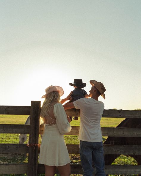 My Dream Family, Dream Board Pictures Aesthetic Family, Family Photos Farm Ideas Country Life, Parents Goals, Family Western Photoshoot Outfits, Classy Family, Future Lifestyle Family, Future Country Family Goals, Southern Family Aesthetic