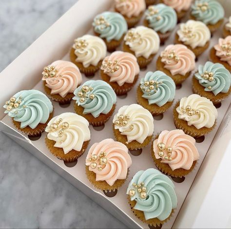 Gender Reveal Dessert, Gender Reveal Food, Easter Cupcakes Easy, Gender Reveal Baby Shower Themes, Cupcake Inspiration, Baby Gender Reveal Party Decorations, Gender Reveal Cupcakes, Chocolate Covered Strawberries Bouquet, Gender Reveal Party Theme