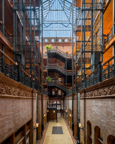 The Bradbury Building The weird occult origins of Downtown LA’s famous Bradbury Building - Curbed LAclockmenumore-arrownoyes : Legend has it a ghost told the building’s architect to take the job Bradbury Building, Old Hollywood Wedding, Lift Design, Brick Architecture, Iron Work, Traditional Architecture, Downtown Los Angeles, House Goals, Art Deco Design