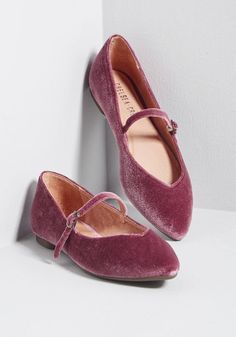 Cute Footwear, Modcloth Shoes, Shoes Fashion Photography, Shoes Quotes, Velvet Flats, Velvet Shoes, Stunning Shoes, Point Shoes, Shoe Inspo