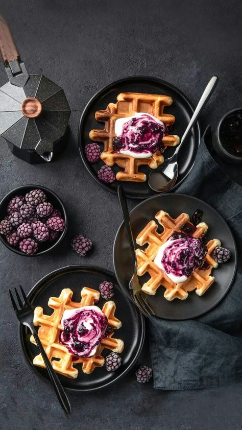 Waffles Photography, Amazing Food Photography, Dark Food Photography, Dessert Photography, Yummy Ice Cream, Food Content, Black Food, Food Photography Tips, Food Drink Photography