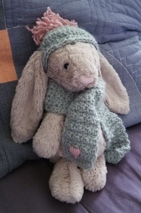 This Bashful Bunny needed a warm scarf and matching beanie before he goes home to his new best friend. Jellycats Bunny, Jelly Cat Rabbit, Clothes For Plushies, Matching Plushies, Jellycat Clothes, Jelly Cat Bunnies, Bunny Stuffed Animal Aesthetic, Aesthetic Jellycat, Stuffed Animal Clothes