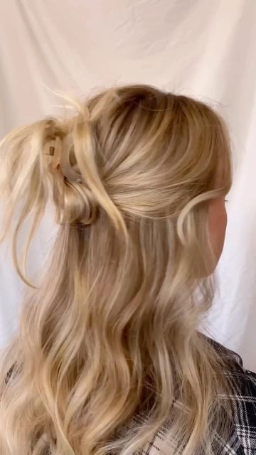 Butter Blonde Hair, Medium Length Updo, Half Updo Hairstyles, Dyed Blonde Hair, Fall Hair Trends, Double Knot, Honey Blonde Hair, Hair Stylies, Fancy Hairstyles