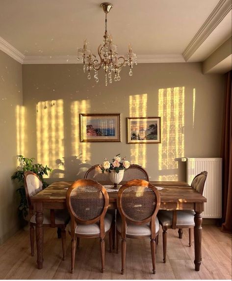 Old Style Dining Room, Small Elegant House, Townhouse Dining Room, 1930s Apartment, Vintage Style Home Decor, Dining Room Cozy, Vintage Dining Room, Casa Vintage, Dream House Interior