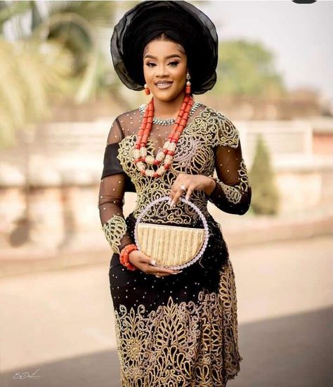 10 Beautiful Examples of Traditional Igbo Wedding Attire African Wedding Reception, Igbo Traditional Wedding Attire, Gown Traditional, Wedding Reception Gowns, Traditional Couple, Nigerian Wedding Dresses Traditional, Igbo Traditional Wedding, Igbo Bride, Ankara Dress Designs