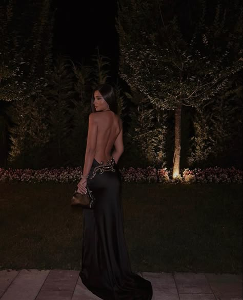 Model Makeup Looks, Black Backless Gown, Summer Vibes Aesthetic Wallpaper Iphone, Matric Dress, Shoes Fashion Photography, Prom Dress Inspo, Black Backless Dress, Model Makeup, Looks Party