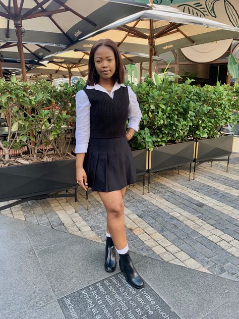 Fashion.. H&M outfit H M Outfits, Black Chelsea Boots, Black Mini Skirt, Black Mini, White Shirt, Pleated Skirt, Chelsea Boots, Influencer, Mini Skirt