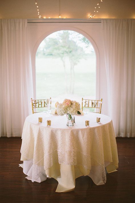 sweetheart table Simple Sweetheart Table, Wedding Centerpeices, Table Bouquet, Pink Wedding Details, Romantic Wedding Colors, Pink And White Wedding, Sweetheart Table Decor, Dream Wedding Reception, Pink And White Weddings