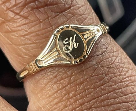 Female Signet Ring, Old Money Rings, Rings Old Money, Nicole Aesthetic, Money Rings, Signet Ring Gold, Engraved Ring, Roman Holiday, Gold Rings Fashion