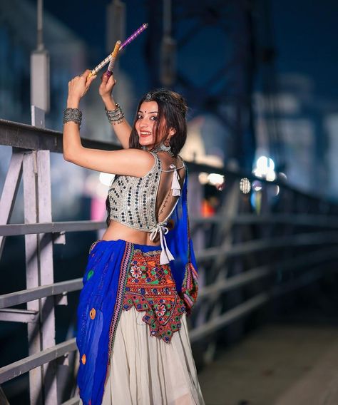 Garba Photography Poses, Navratri Garba Photo, Cupels Pic Dp, Sisters Photoshoot Poses, Bff Photoshoot Poses, Bff Photoshoot, Best Pose For Photoshoot, Photo Pose Style, Classy Photography