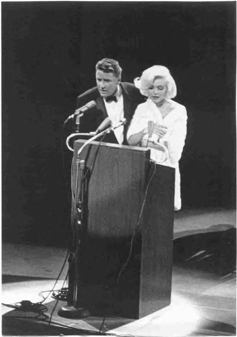 Marilyn on stage at Madison Square Garden in New York with Peter Lawford (JFK brother in law) May, 19, 1962. Peter Lawford was at the event that night to introduce Monroe. He made a play on the actress's lateness by giving her a number of introductions throughout the night, after which she did not go on stage. As she finally came on stage several hours into the show, Lawford introduced her as the "late Marilyn Monroe". Jfk Birthday, Marilyn Monroe 1962, Peter Lawford, Howard Hughes, Joe Dimaggio, Rat Pack, Maria Callas, Marilyn Monroe Photos, Norma Jean