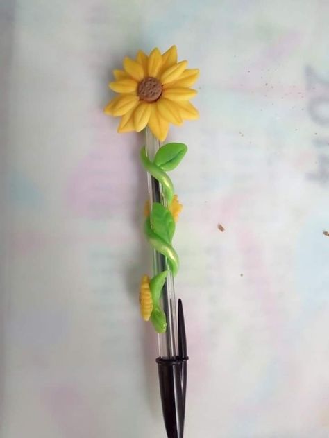 Clay Pen Toppers, Polymer Clay Pencil Toppers, Clay Pens, Pencil Topper Crafts, Polymer Clay Pens, Clay Pen, Pen Toppers, Clay Crafts For Kids, Flower Pens