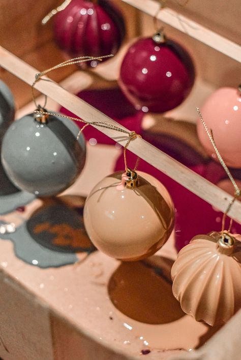 Diy Ball Balls Christmas, Upcycle Baubles Ideas, Repurpose Ornaments Christmas Balls, Art Deco Christmas Tree Decorations, Decorating Outdoor Christmas Trees, Old Christmas Bulbs Crafts Ideas, Crafty Christmas Ornaments, What To Do With Old Christmas Ornaments, Bauble Christmas Tree