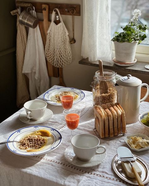 Breakfast With Toast, Swedish Country Style, Uppsala Sweden, Living On A Budget, Breakfast In Bed, Family Living, Recipe Of The Day, Aesthetic Food, Country Style