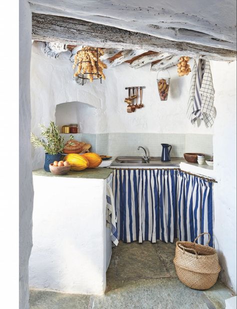 Greece Kitchen Design, Greek Style Home Interiors, Greek Style Kitchen, Greek House Design, Greek Style House, Greek House Interior, Greek Style Home, Greek Interior Design, Unfitted Kitchen