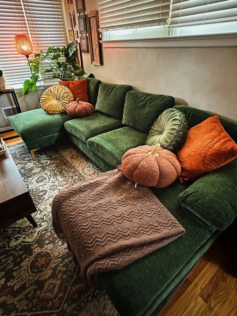 Green couch with fall pillows Green Couch Decor, Green Velvet Sofa Living Room, Wallpaper Decor Ideas, Velvet Couch Living Room, Wallpaper Design Ideas, Green Couch Living Room, Cozy Fall Living Room, Cozy Fall Vibes, Sectional With Chaise