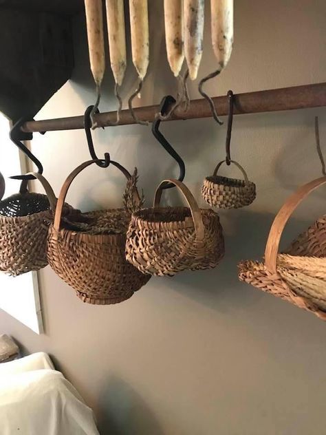 Basket Collection Display Ideas, Wicker Baskets On Wall, Wall Basket Decor Farmhouse, Basket Wall Display, Hanging Wicker Baskets, Wicker Basket Wall, Basket Display, Wall Basket Storage, Old Baskets