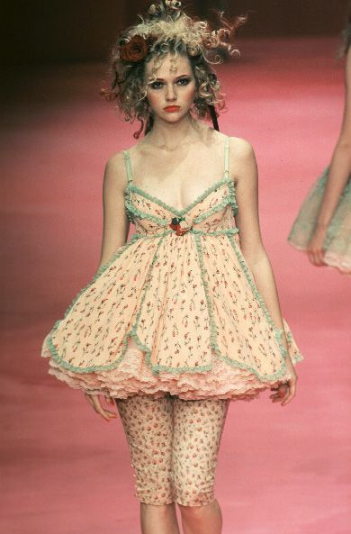 Runway Fashion Couture, Under Your Spell, Runway Outfits, Dolce E Gabbana, Mode Inspo, Couture Fashion, 90s Fashion, Betsey Johnson, Pretty Dresses