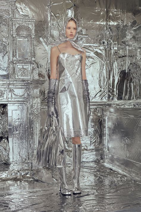 MM6 Maison Margiela Fall 2018 Ready-to-Wear Collection - Vogue Mirrored Costume, Mode Editorials, New Retro Wave, Grace Jones, Futuristic Fashion, Studio Photo, Mm6 Maison Margiela, Silver Dress, Fall 2018