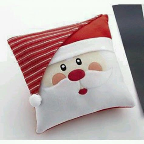 DIY Santa Claus Sewing Patterns and Ideas Santa Claus Pillow, Christmas Pillows Diy, Santa Pillow, Diy Santa, Christmas Sewing Projects, Bantal Sofa, Sewing Bags, Costura Diy, Christmas Pillows