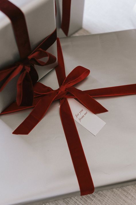 Traditional Gift Wrapping, Simple Christmas Gift Wrapping Ideas, Classy Wrapping Paper, Hotel Holiday Decor, Brown And Red Christmas Decor, Red Gift Wrapping Ideas, Christmas Wrapping Aesthetic, Holiday Wrapping Ideas, Wrapped Christmas Gifts