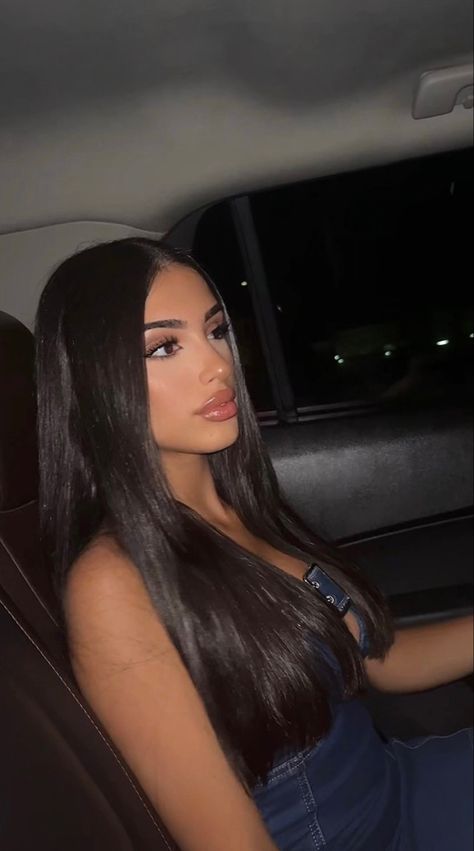 Dark Hair Latina, Latina Hairstyles Long Straight, Straight Hair Styles Latina, Latinas With Straight Hair, Black Hair Latina, Black Hair Country Girl, Tomboy Outfits Swag, Straight Layered Hair, Photo Recreation