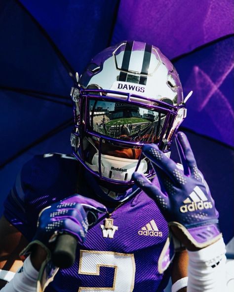 Washington Huskies Football Wallpaper, Nfl Background Wallpapers, Uw Football, Football Dip, American Football Cleats, Cool Football Pictures, Baylor Football, Drip Ideas, Football Swag