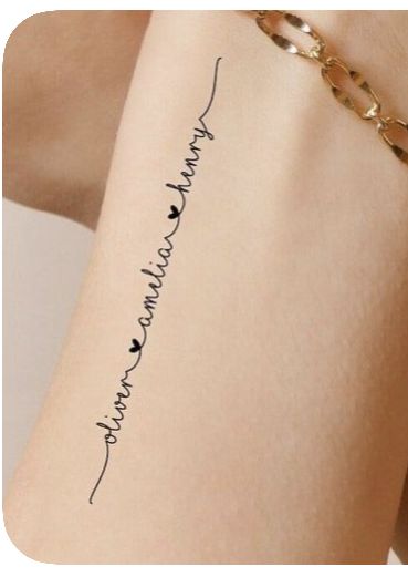 Name Tattoos For Moms, Tiny Wrist Tattoos, Tato Henna, Mom Tattoo Designs, Mommy Tattoos, Tasteful Tattoos, Tattoos Geometric, Wrist Tattoos For Women, Classy Tattoos