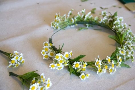 Diy Floral Crown, Daisy Flower Crown, Diy Flower Crown, Flower Tiara, Fleurs Diy, Daisy Wedding, Diy Crown, Flower Halo, Astuces Diy