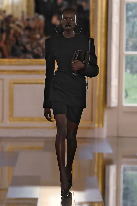 Pierpaolo Piccioli Valentino FW24 Paris Fashion Week Collection | Hypebeast Valentino Fashion, Quoi Porter, Paris Mode, Moda Paris, Power Suit, Ann Demeulemeester, Fashion Event, Glamour Fashion, Fall 2024