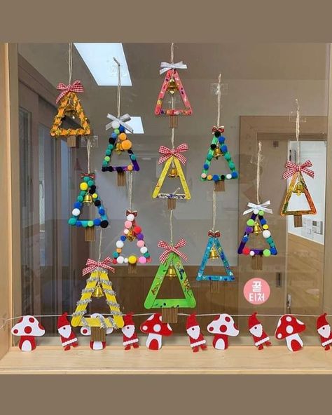 Christmas Decor In School, Christmas Art Display, Christmas Decoration Ideas For School, Christmas Decoration For School, Christmas Decorations Preschool, Christmas Art For Preschool, Christmas Decoration School, Christmas School Decorations, Preschool Wall Art