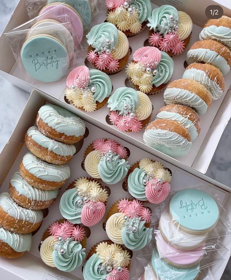 Bon Voyage Cupcake Ideas, Mother’s Day Baked Goods Idea, Dessert Bento Box Ideas, Treat Boxes Ideas Cakes, Dessert Box Ideas, Mothers Day Treats, Sweet Treat Boxes, Dessert Box, Mini Torte