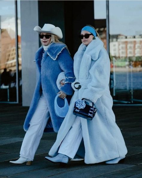 Blue Fur Coat Outfit, Coperni Bag, Fur Boots Outfit, Blue Fur Coat, City Boots, Frozen 3, Fur Coat Outfit, Blogger Street Style, Snow Outfit