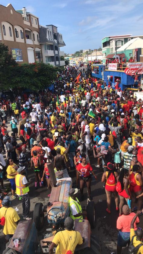 #SMALL AXE BAND FANS CAME OUT IN LARGE NUMBERS ON JOUVERT MORNING CARNIVAL DAY IN ST KITTS... Caribbean Carnival Aesthetic, Jouvert Outfit, Carnival Carribean, Jouvert Carnival, Bsf Activities, Barbados Carnival, Carnival Day, Jamaica Carnival, Island Gyal