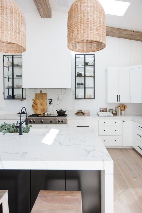 Modern Design Styles: California Casual — Corporate Queendom Modern White Kitchen Island, White Kitchen Large Island, White Kitchen Island, Charming Kitchen, Kitchen Design Modern White, Farmhouse Kitchen Design, All White Kitchen, White Kitchen Design, Design Room