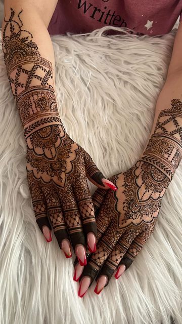 Bridal Henna Back Hand Design, Bridal Henna Inside Hand, Bride Henna Design, Mehndi Designs For Nikkah Bride, Mehndi For Brides, Mendhi Night Outfits, Back Hand Henna Designs Bridal, Bride Mendhi Designs, Wedding Henna Designs Back Hand