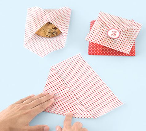 Colorful wax paper makes single-cookie packaging a cinch. Cookie Wrapping Ideas, Bake Sale Packaging, Easy Wrap, Cookie Favors, Cookie Packaging, Navidad Diy, Cadeau Diy, Pretty Packaging, Bake Sale