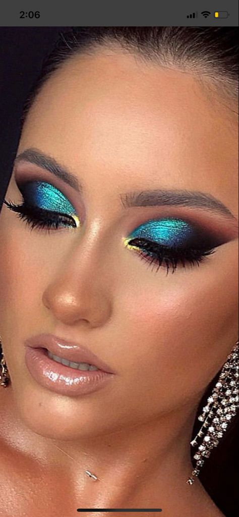 Teal Smokey Eye Makeup, Peacock Inspired Makeup, Glam Bride Makeup Blue Eyes, Bold Make Up Looks, Dramatic Eyeshadow Looks, Aqua Makeup Look, Teal Eyeshadow Looks, Peacock Eyeshadow, Awesome Halloween Makeup