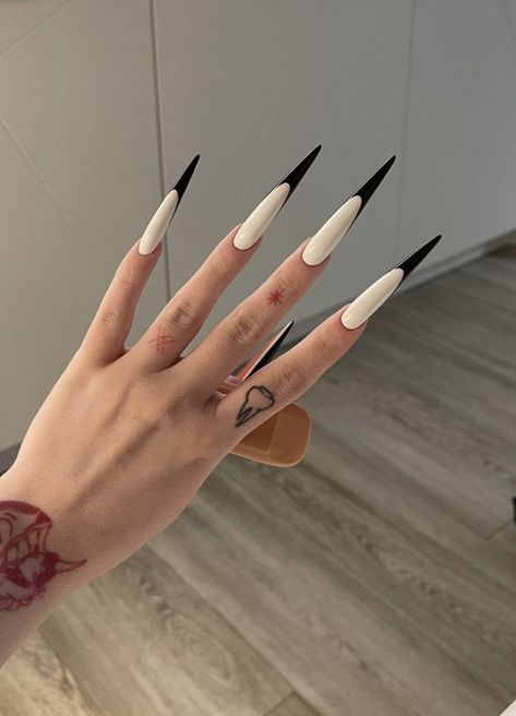 Euphoria Nails, Stilleto Nails Designs, Sharp Nails, Punk Nails, Goth Nails, Swarovski Nails, Grunge Nails, Simple Acrylic Nails, Glow Nails