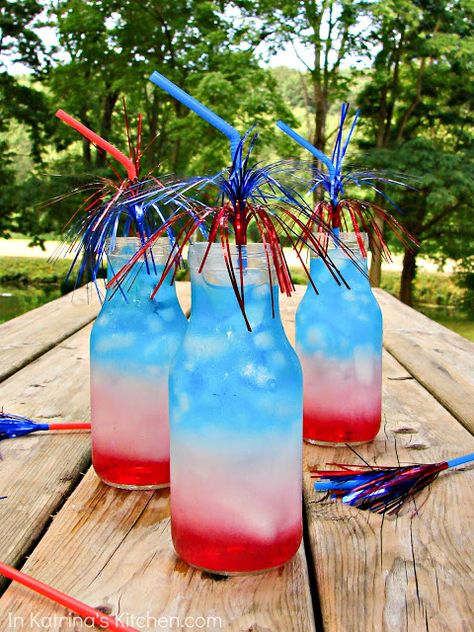 Layered Drink Tutorial from @katrinaskitchen Bomb Pop Drink, Pop Drink, Layered Drinks, Drinks Recipe, Drinks Ideas, Summer Cookout, Dessert Party, Oreo Pops, Taco Bar