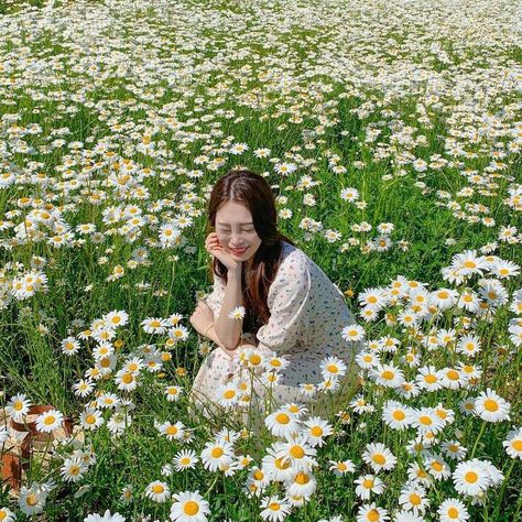 Garden Photo Poses, Poses In Flower Garden, Photo Poses In Garden, Flower Garden Photoshoot Ideas, Flower Garden Poses, Flower Garden Outfit, Girl In Flower Field, Cute Hiking Outfit, Debut Ideas