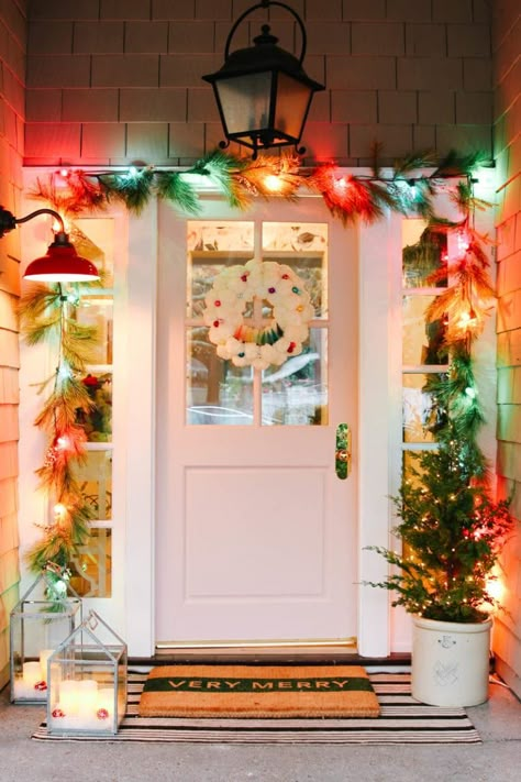 Modern Farmhouse colorful Christmas porch. Front porch decorating ideas for the holidays Modern Farmhouse Colorful, Colorful Farmhouse, Colored Christmas Lights, Front Porch Decorating Ideas, Ideas Terraza, Farmhouse Colorful, Christmas Lights Outside, Vintage Christmas Lights, Christmas House Lights