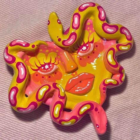 Cool Ashtrays Diy Clay, Clay Ashtrays Aesthetic, Flower Ashtray Clay, Artsy Ashtray, Trippy Air Dry Clay Projects, Trippy Clay Ideas, Air Dry Clay Projects Ash Tray, Home Made Ashtray, Clay Ashtrays Diy