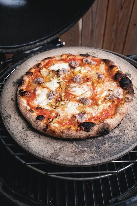 Green Egg Pizza, Kamado Grill Recipes, Big Green Egg Recipes, Egg Grill, Green Egg Recipes, Neapolitan Pizza, Sausage Pizza, Kamado Grill, Roasted Fennel