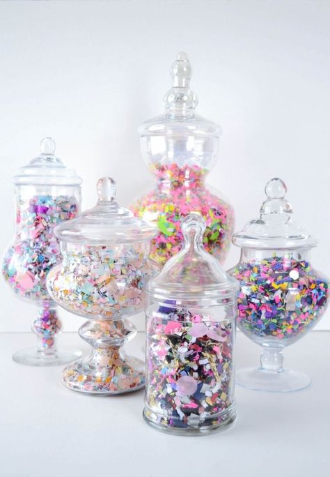 Check Out These 40 Ways To Fill Your Apothercary Jars Apothecary Jar Decor, Jar Filler Ideas, Apothecary Jar Ideas, Wedding Bars, Apothecary Jars Decor, Farmhouse Decor Trends, Artistic Food, Jars Decor, Confetti Bars