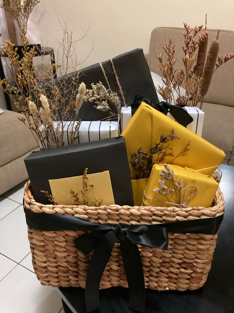 tattan, dried flower, gift wrapping for men Luxurious Gift Basket, Aesthetic Hampers Gift, Eid Gift Wrapping Ideas, Eid Packing Ideas, Eid Baskets Gift Ideas, House Warming Hamper, Gift Basket Aesthetic, Congratulations Basket, Aesthetic Gift Basket