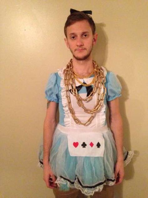 18 Extremely Clever Halloween Costume Mashup Ideas - Omg, Alice In Chains - brilliant! Pun Party, Pun Costumes, Punny Costumes, Punny Halloween Costumes, Clever Halloween, Fantasy Fest, Clever Halloween Costumes, Dress Up Ideas, Holloween Costume